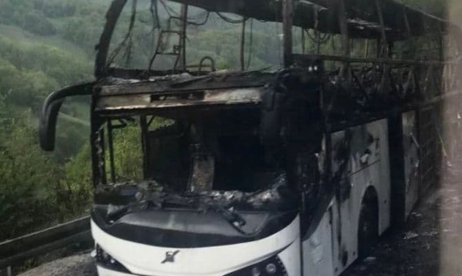 Zapalio se autobus tokom vožnje: Od vozila ostao samo kostur Zapalio se autobus tokom vožnje: Od vozila ostao samo kostur
