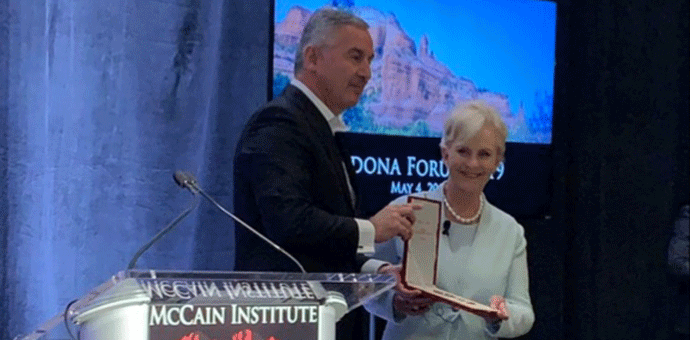 Đukanović uručio orden Mekejnovoj supruzi Đukanović uručio orden Mekejnovoj supruzi