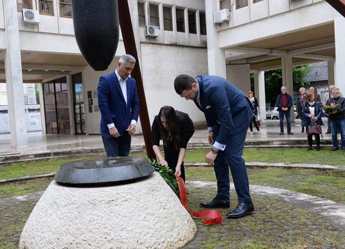 Predstavnici Glavnog grada položili vijenac na spomenik žrtvama savezničkog bombardovanja Predstavnici Glavnog grada položili vijenac na spomenik žrtvama savezničkog bombardovanja