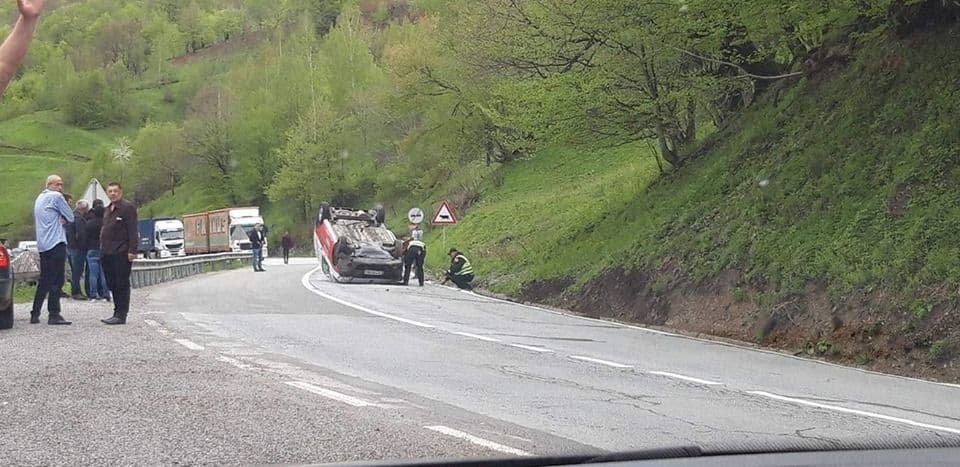 Put Mojkovac-Kolašin: Vozilo završilo na krovu Put Mojkovac-Kolašin: Vozilo završilo na krovu