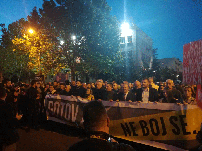 (VIDEO) Demonstranti zapalili „Luka Kaznića“ ispred zgrade Predsjedništva Foto: Portal Analitika