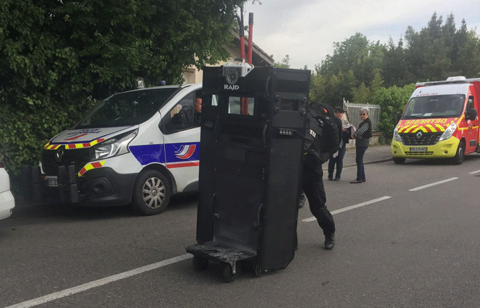 Napadač oslobodio taoce, nema povrijeđenih Napadač oslobodio taoce, nema povrijeđenih
