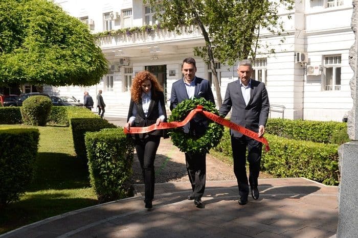 Delegacija Glavnog grada položila vijenac na spomenik Marku Miljanovu Delegacija Glavnog grada položila vijenac na spomenik Marku Miljanovu