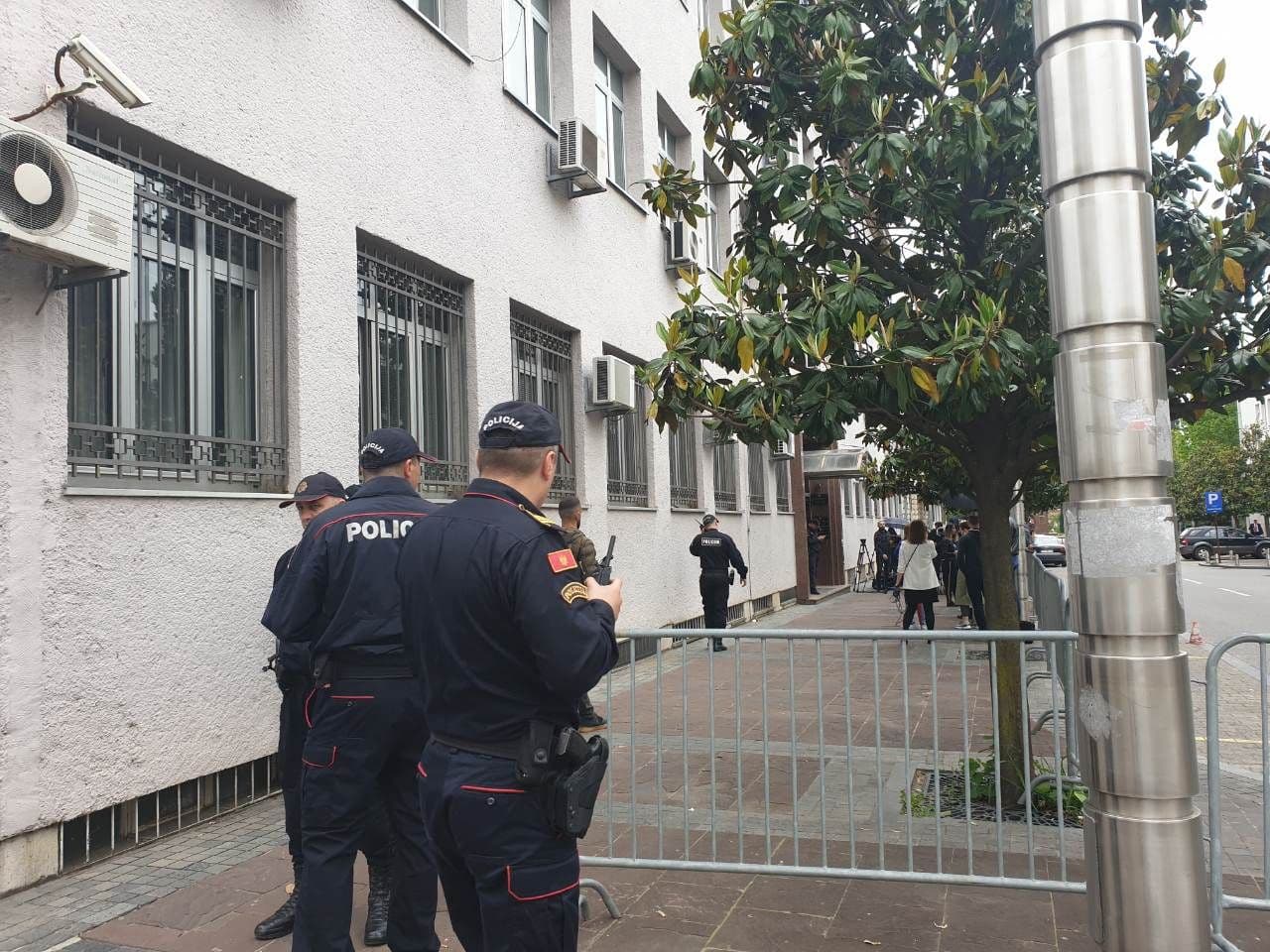 Pojačano prisustvo policije oko Suda, Mandić i Knežević nijesu u sudnici Pojačano prisustvo policije oko Suda, Mandić i Knežević nijesu u sudnici