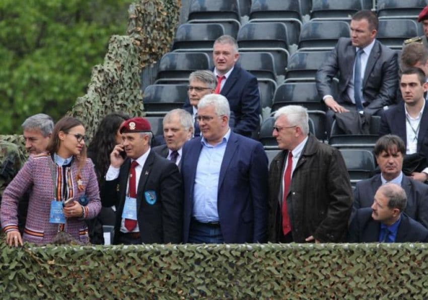 Mandić uslikan u Nišu na paradi “Odbrana slobode”, razgovarao sa Vučićem FOTO: Srbija danas