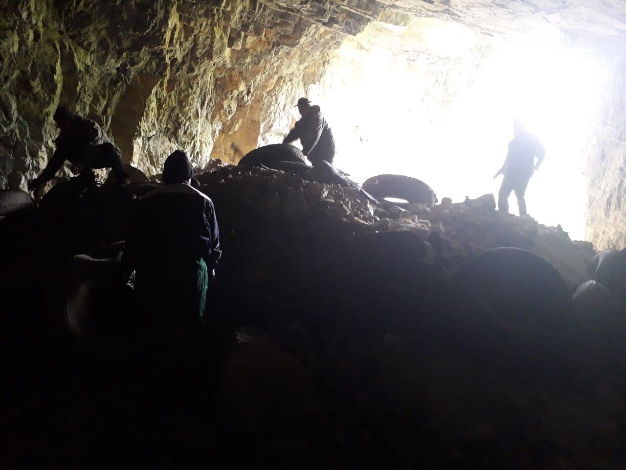 Uklonjene gume iz tunela kod rijeke Ljutice u Kanjonu Tare Uklonjene gume iz tunela kod rijeke Ljutice u Kanjonu Tare