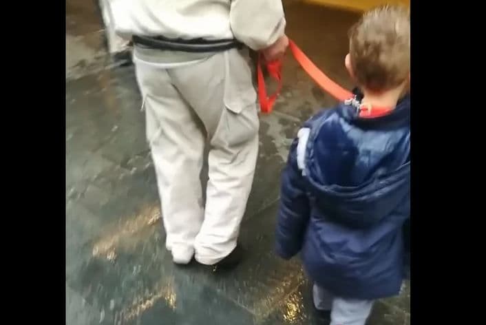 Šokantne scene u centru Beograda: Dječaku svezao povodac oko vrata Šokantne scene u centru Beograda: Dječaku svezao povodac oko vrata