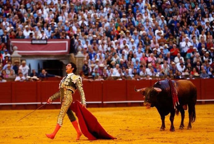 (VIDEO) Obrisao mu suze sa lica, pa ga ubio (VIDEO) Obrisao mu suze sa lica, pa ga ubio