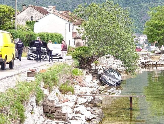 Dvije žene povrijeđene u udesu u Kotoru, automobil završio u moru Dvije žene povrijeđene u udesu u Kotoru, automobil završio u moru