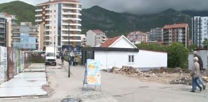 Počelo rušenje privremenih objekata na šetalištu u Budvi Počelo rušenje privremenih objekata na šetalištu u Budvi