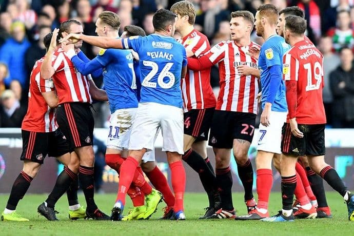 (VIDEO) Igrač Sanderlenda pao preko ograde među navijače, tukli ga šakama i nogama (VIDEO) Igrač Sanderlenda pao preko ograde među navijače, tukli ga šakama i nogama