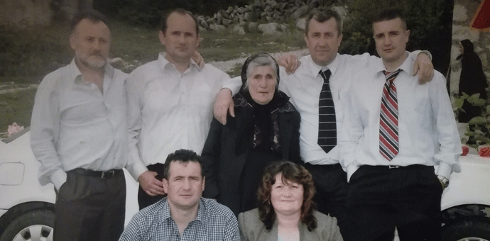 Čim stasaju postaju humanisti Braća Striković sa majkom i sestrom