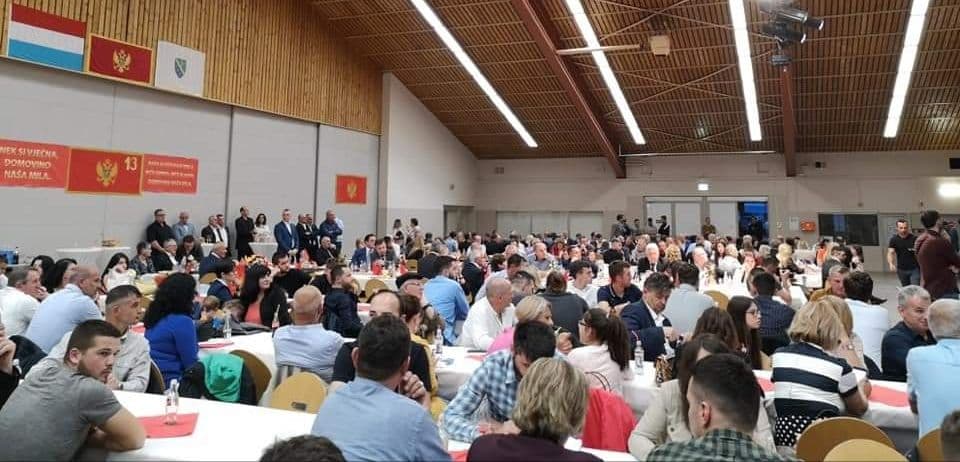 Daleko od matice ali s maticom u srcu Daleko od matice ali s maticom u srcu