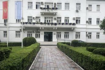Rekonstruisane pješačke staze ispred zgrade Glavnog grada
