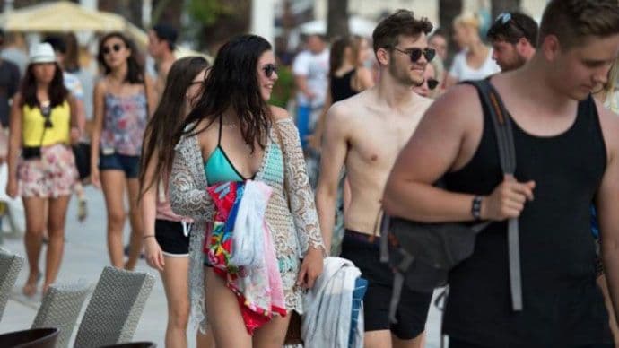 Budva: Za šetnju bez majice kazna 500 eura, u kupaćem 600 eura Budva: Za šetnju bez majice kazna 500 eura, u kupaćem 600 eura