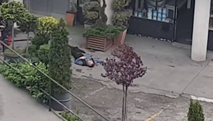 Beograd: Čovjek ležao bez svijesti na trotoaru, prolaznici ga samo obilazili Beograd: Čovjek ležao bez svijesti na trotoaru, prolaznici ga samo obilazili