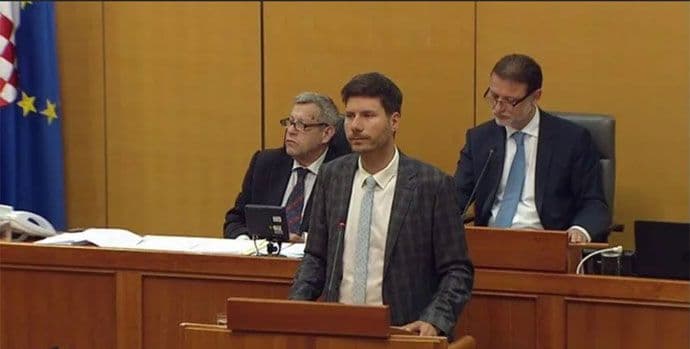 (VIDEO) Pernar za govornicom Sabora ćutio osam minuta (VIDEO) Pernar za govornicom Sabora ćutio osam minuta
