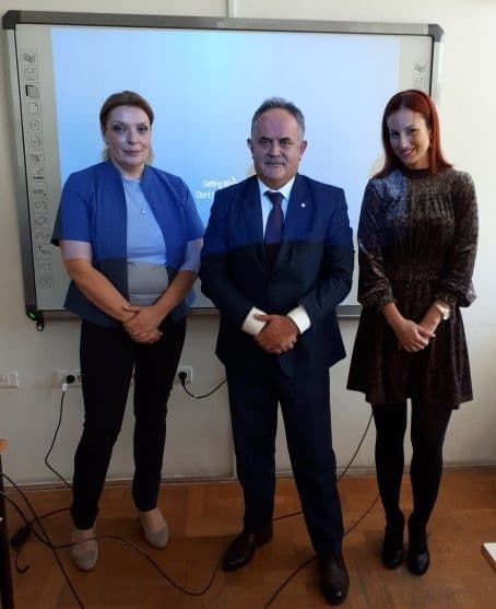 Poklonili pametnu tablu Srednjoj ekonomskoj školi u Baru Poklonili pametnu tablu Srednjoj ekonomskoj školi u Baru