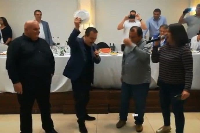 (VIDEO) Dačić ponovo zapjevao pa razbio tanjir (VIDEO) Dačić ponovo zapjevao pa razbio tanjir