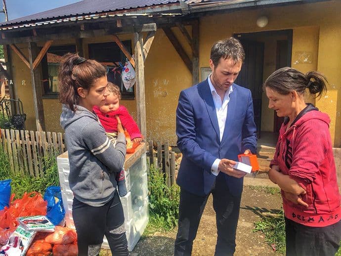 Prava Crna Gora i "28. jun" uručili pomoć samohranoj majci iz Berana Prava Crna Gora i "28. jun" uručili pomoć samohranoj majci iz Berana