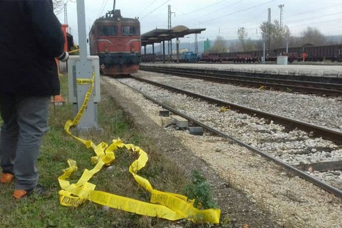 Voz udario u automobil, poginuo muškarac Voz udario u automobil, poginuo muškarac