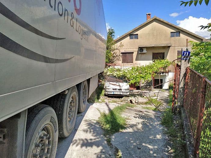 Herceg Novi: Prikolica kamiona skliznula u dvorište Herceg Novi: Prikolica kamiona skliznula u dvorište