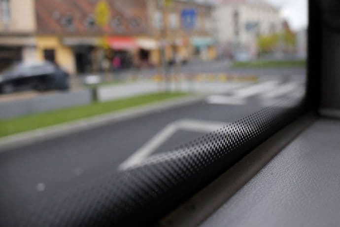 Čemu služe crne tačkice na šoferšajbni Čemu služe crne tačkice na šoferšajbni