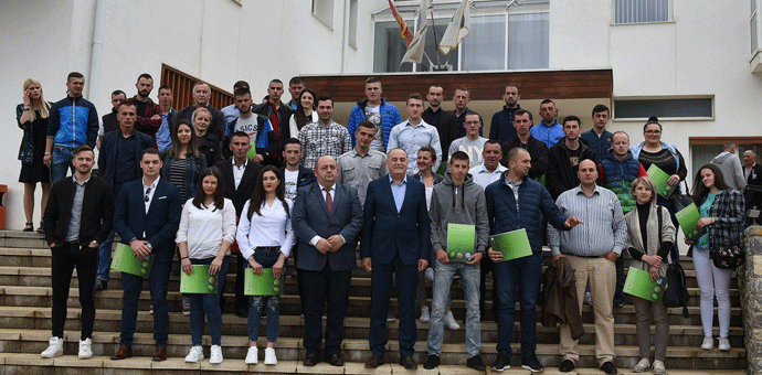 Simović potpisao ugovore sa 38 mladih poljoprivrednika Foto: gov.me/B. Ćupić