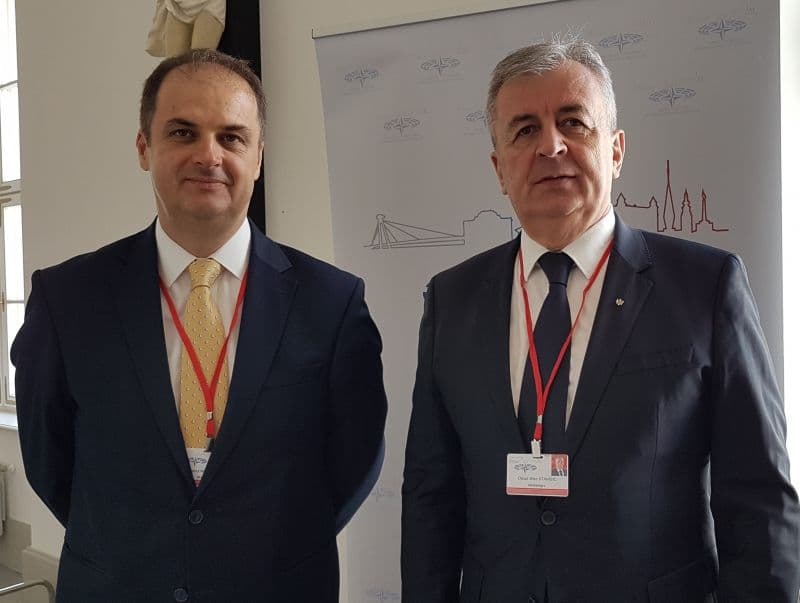 Stanišić i Nimanbegu na proljećnom zasijedanju Parlamentarne skupštine NATO 2019. Stanišić i Nimanbegu na proljećnom zasijedanju Parlamentarne skupštine NATO 2019.