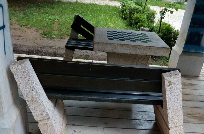 Polomljene klupe u Kraljevom parku Polomljene klupe u Kraljevom parku