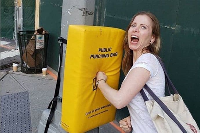 Na banderama u Njujorku postavljene vreće za udaranje Foto: Instagram