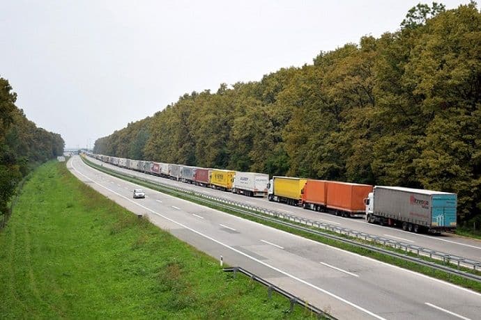 Njemački poslodavci po parkinzima traže vozače kamiona Foto: Anadolija