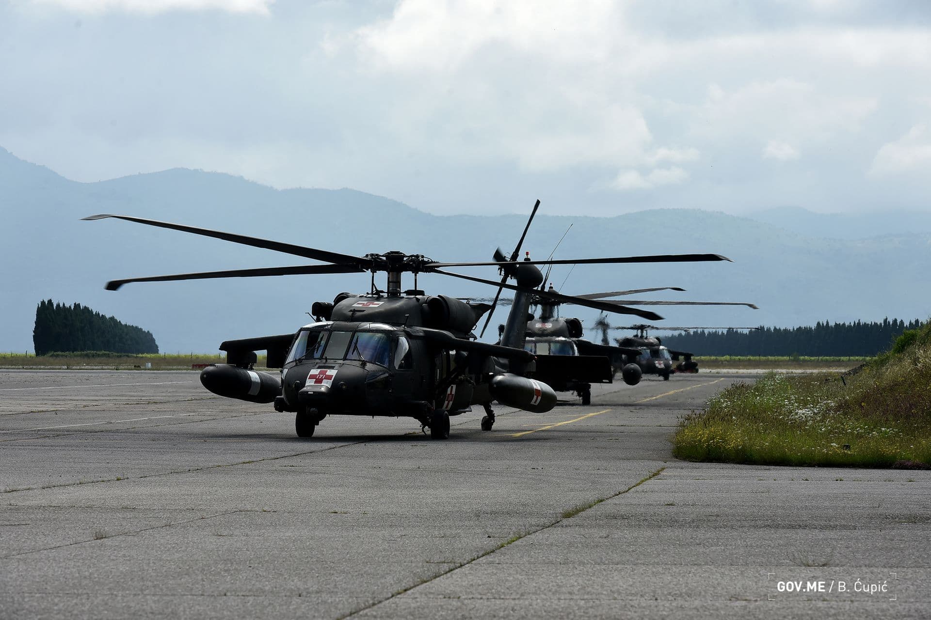 Tri američka helikoptera „HH-60 Black Hawk“ boravila na vojnom aerodromu u Golubovcima Tri američka helikoptera „HH-60 Black Hawk“ boravila na vojnom aerodromu u Golubovcima