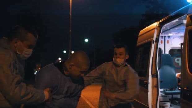 "Psihopata" pobjegao iz ludnice hitna pomoć ga pronašla na putu (VIDEO) "Psihopata" pobjegao iz ludnice hitna pomoć ga pronašla na putu (VIDEO)