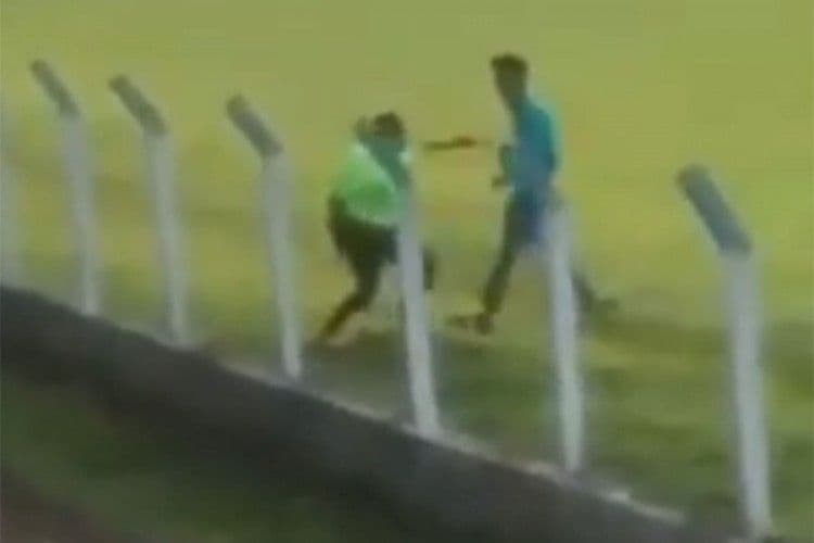 Navijač uletio u teren, sudija ga nokautirao (VIDEO) Navijač uletio u teren, sudija ga nokautirao (VIDEO)