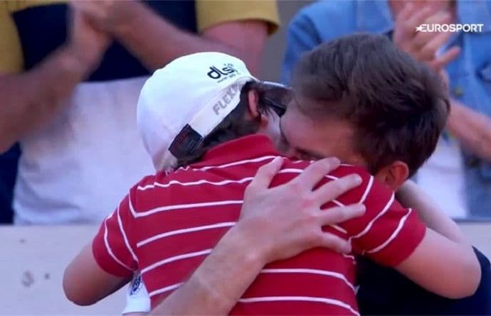 (VIDEO) Najemotivniji momenat Rolan Garosa: Teniser plakao, sin ga tješio (VIDEO) Najemotivniji momenat Rolan Garosa: Teniser plakao, sin ga tješio