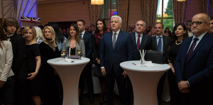 Rođendan britanske kraljice proslavljen u Podgorici (FOTO) Rođendan britanske kraljice proslavljen u Podgorici (FOTO)