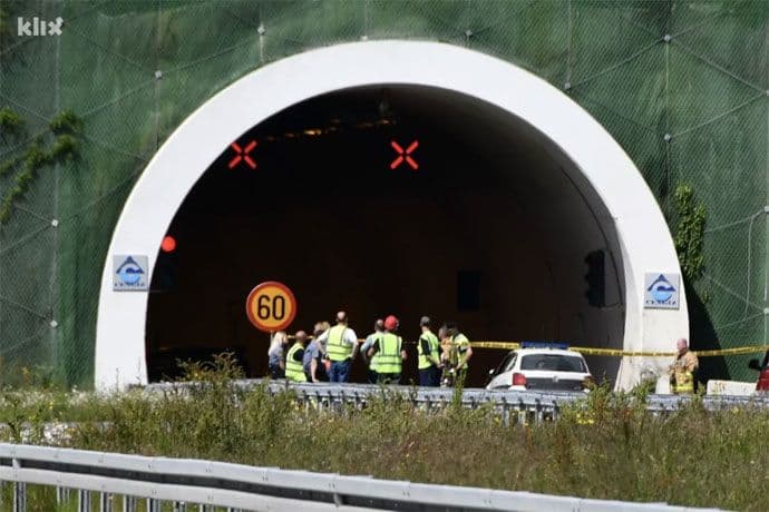 Na autoputu kod Sarajeva poginuli roditelji i kćerka Na autoputu kod Sarajeva poginuli roditelji i kćerka