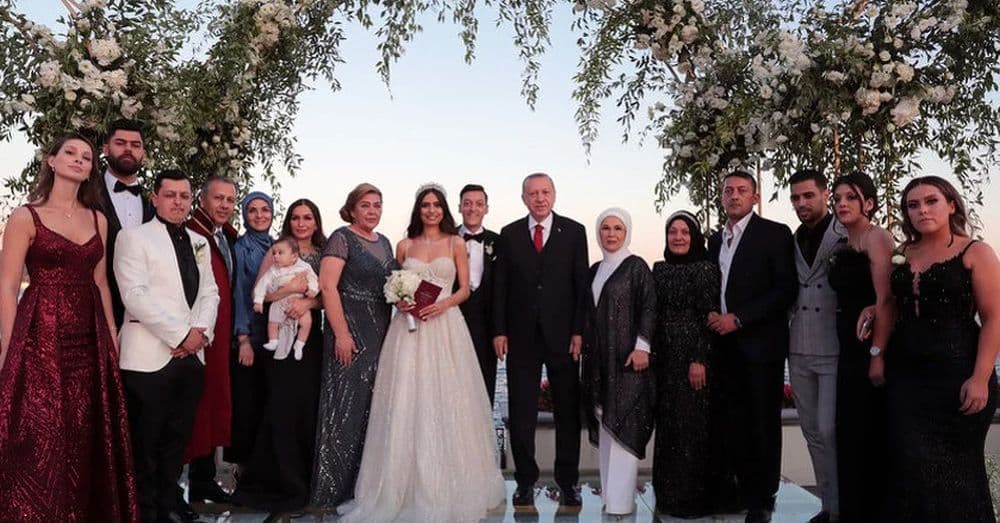 Erdogan kum na vjenčanju Mesuta Ozila Erdogan kum na vjenčanju Mesuta Ozila