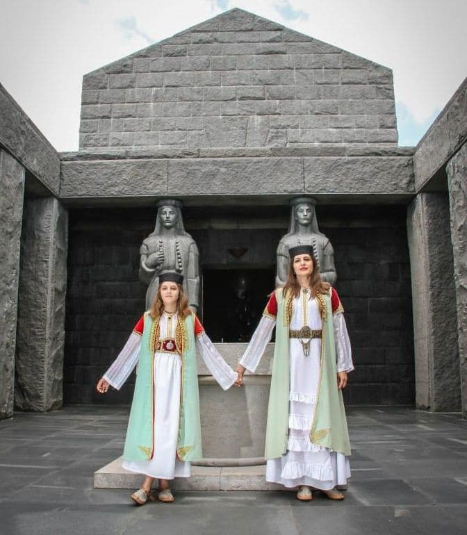 Savremene karijatide - one koje jačaju sebe i svoje kćeri Savremene karijatide - one koje jačaju sebe i svoje kćeri