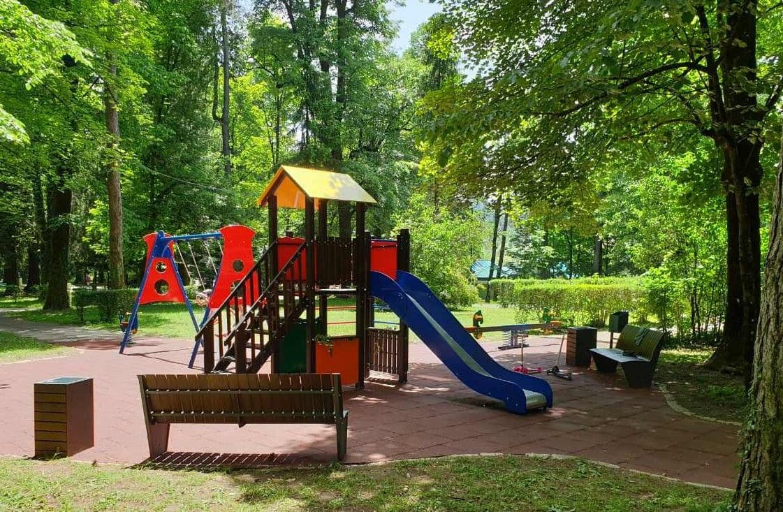 Oštećeno dječje igralište u Njegoševom parku Oštećeno dječje igralište u Njegoševom parku