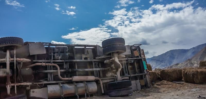 Kamion s 50 ljudi pao u klanac, 13 mrtvih Kamion s 50 ljudi pao u klanac, 13 mrtvih