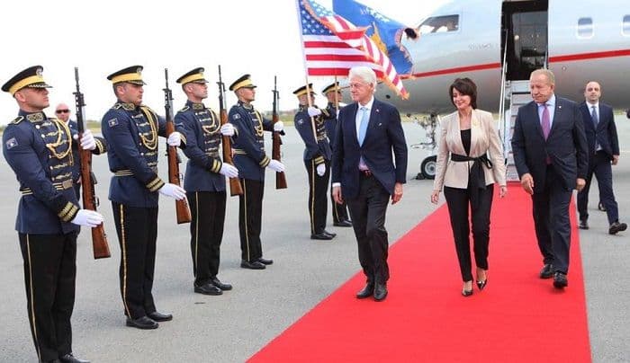 Klinton stigao u Prištinu: Dobro došli u svoju porodicu na Kosovu Klinton stigao u Prištinu: Dobro došli u svoju porodicu na Kosovu