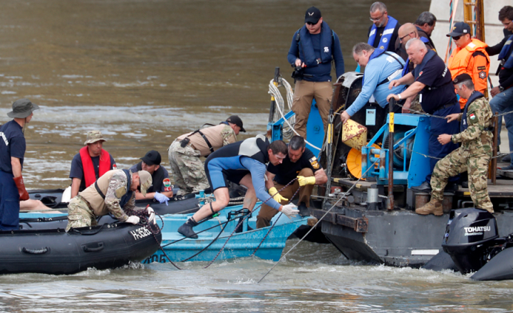 MAĐARSKA:  Krenulo izvlačenje potonulog broda MAĐARSKA:  Krenulo izvlačenje potonulog broda