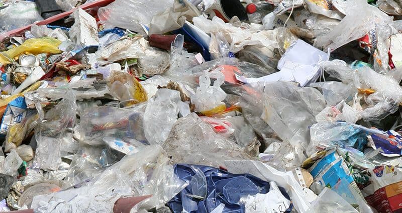 Sedmično pojedemo jednu kreditnu karticu plastike Sedmično pojedemo jednu kreditnu karticu plastike