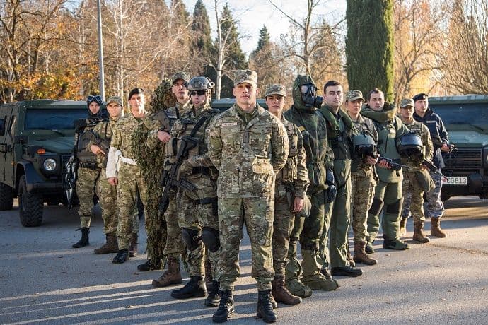 Ministarstvo odbrane raspisalo oglas za prijem 80 vojnika i vojnikinja po ugovoru Ministarstvo odbrane raspisalo oglas za prijem 80 vojnika i vojnikinja po ugovoru