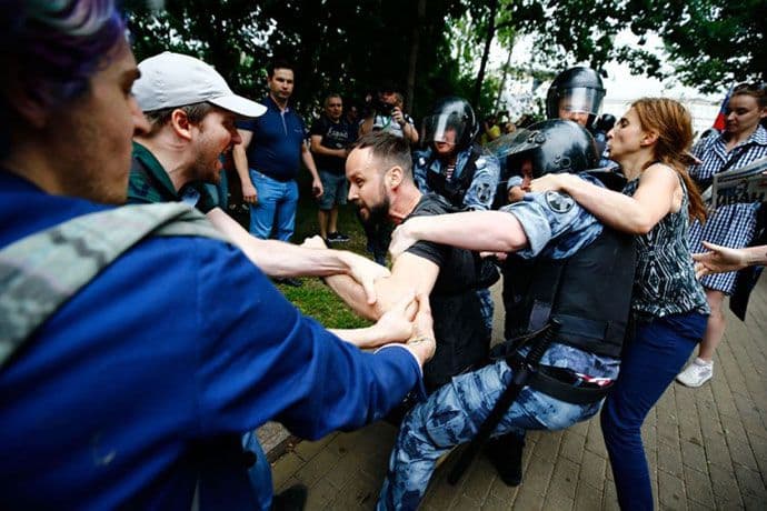 Moskva: Hapšenja tokom protesta podrške ruskom novinaru Moskva: Hapšenja tokom protesta podrške ruskom novinaru