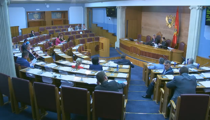 Neće se moći izbjegavati kažnjavanje poslanika, poslanici neće moći da iznose privatne stvari drugih osoba Neće se moći izbjegavati kažnjavanje poslanika, poslanici neće moći da iznose privatne stvari drugih osoba