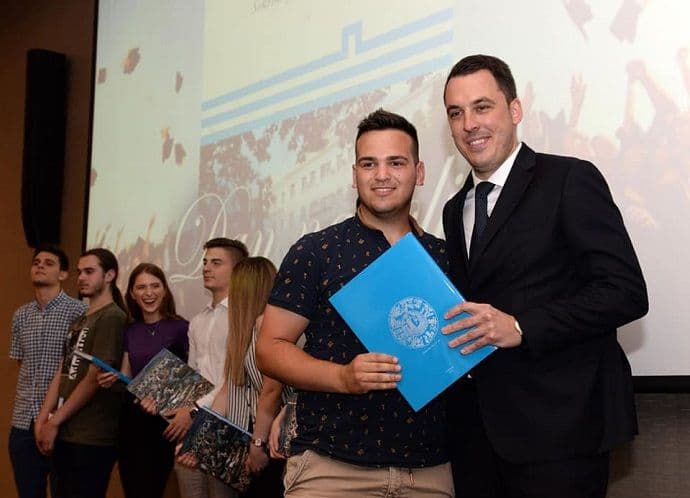 Volite svoj grad i svoju zemlju, ali se borite protiv svake vrste kolektiviteta koji ograničava vašu slobodu Volite svoj grad i svoju zemlju, ali se borite protiv svake vrste kolektiviteta koji ograničava vašu slobodu