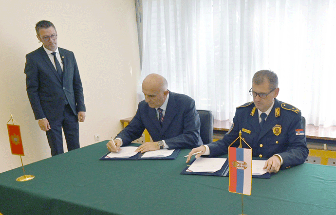 Srpski policajci će ljetos raditi na crnogorskom primorju Srpski policajci će ljetos raditi na crnogorskom primorju